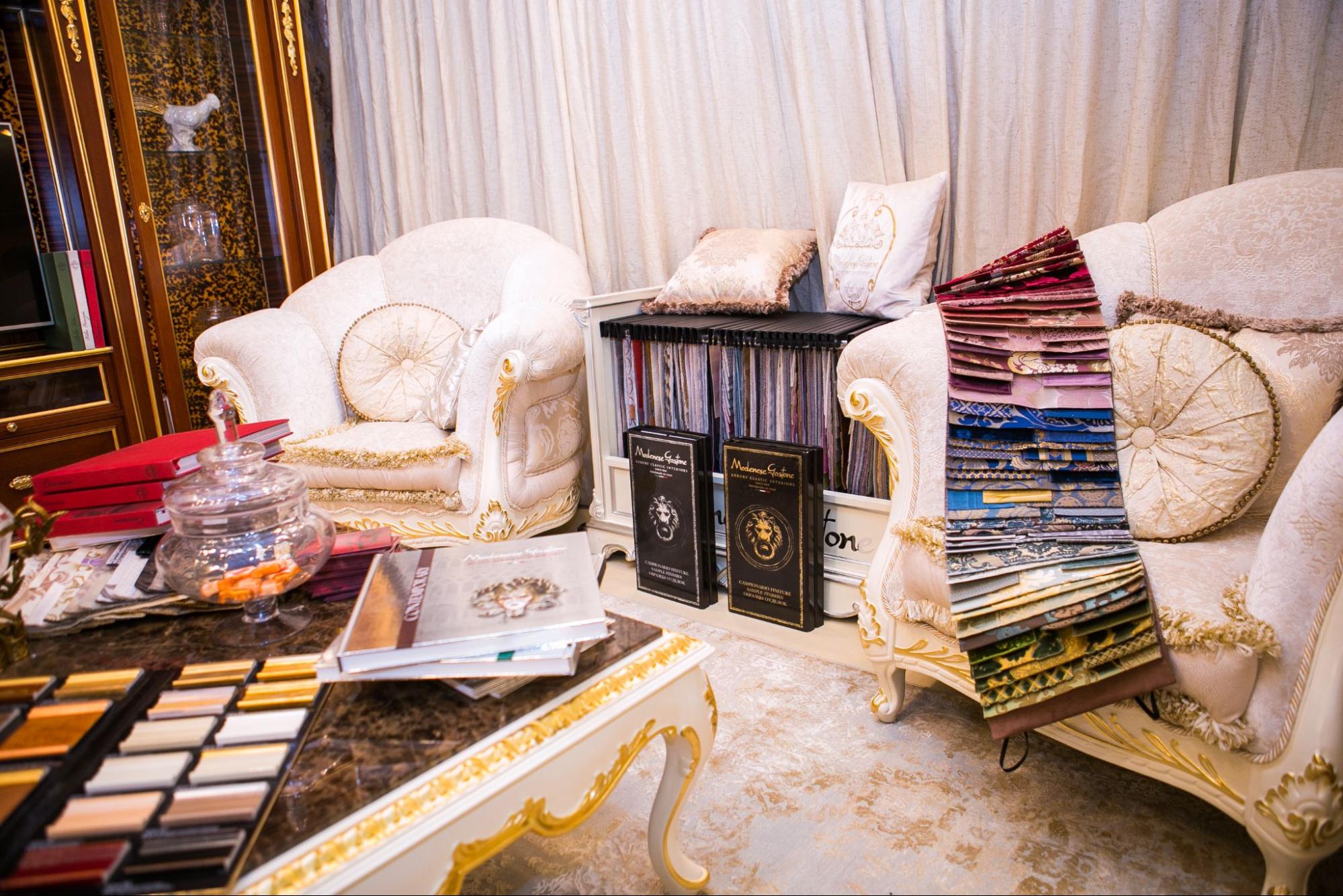 What type of furniture is in style? ⋆ Luxury Italian Classic Furniture